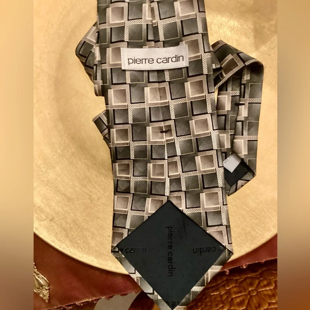 NWOT~PIERRE CARDIN men’s Geometric Patterned NeckTie Tan, Gray & Black All Silk